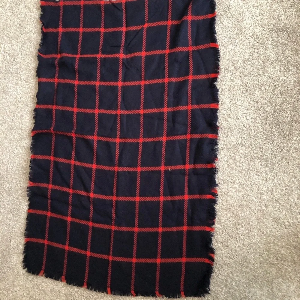 🎀 Navy‎ and Red Scarf